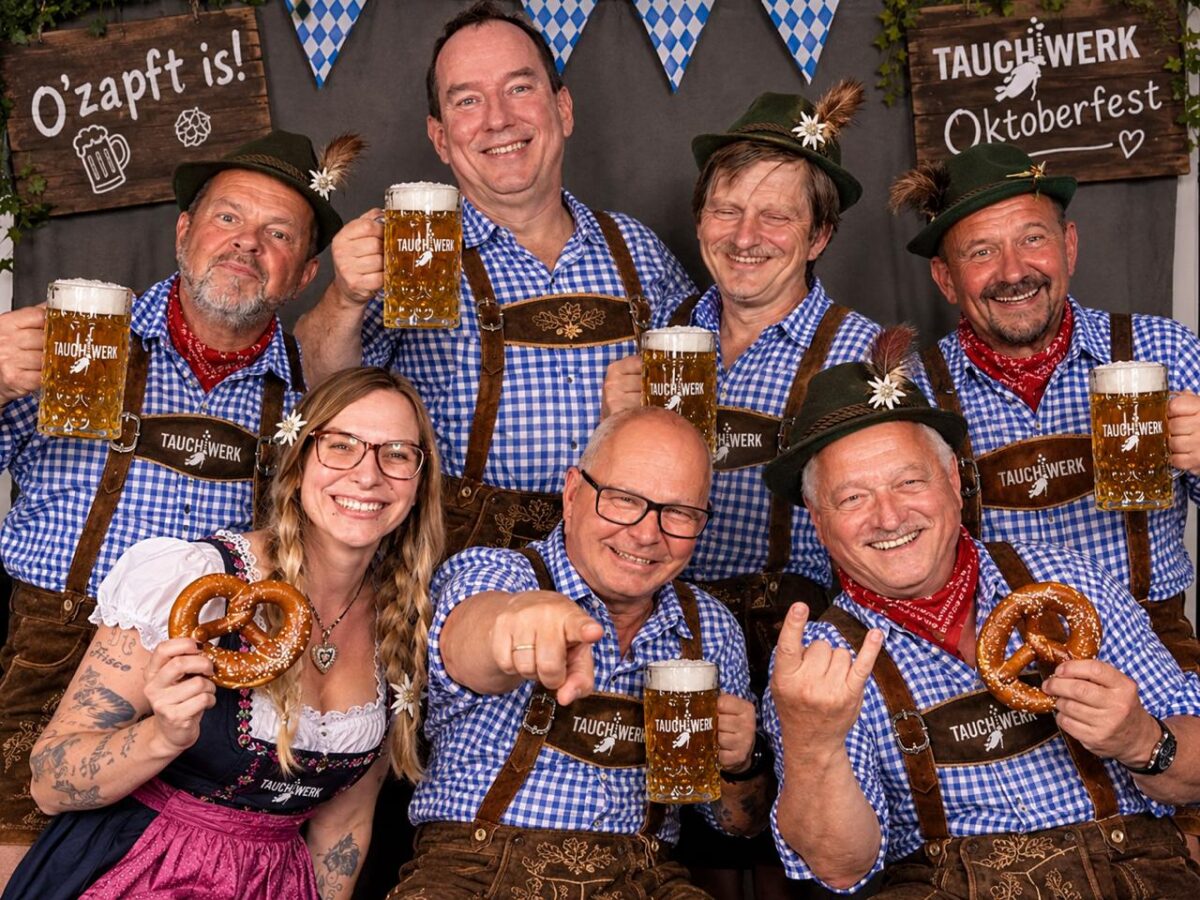 Das Tauchwerk-Team in Lederhosen und Dirndl mit Bierkrügen und Brezen – Tauchwerk Oktoberfest, O'zapft is!