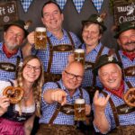Das Tauchwerk-Team in Lederhosen und Dirndl mit Bierkrügen und Brezen – Tauchwerk Oktoberfest, O'zapft is!