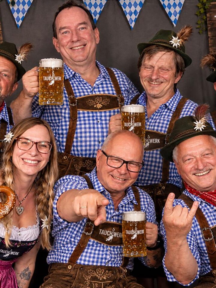 Das Tauchwerk-Team in Lederhosen und Dirndl mit Bierkrügen und Brezen – Tauchwerk Oktoberfest, O'zapft is!